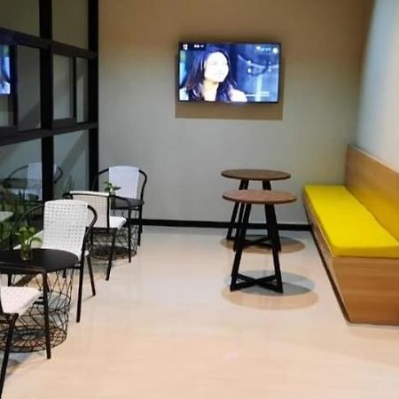 Phoenix Guest House Σουραμπάγια Εξωτερικό φωτογραφία